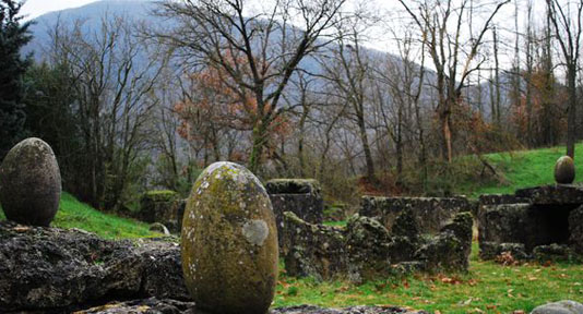 Il ritorno alla vita nell’origine dell’Uovo di Pasqua. Un augurio che quest’anno vale doppio.