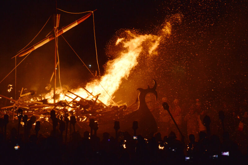 SHETLAND - FESTIVAL UP HELLY AA 2027: OLTRE I CONFINI DEL NORD E LA NOTTE DEI VIKINGHI